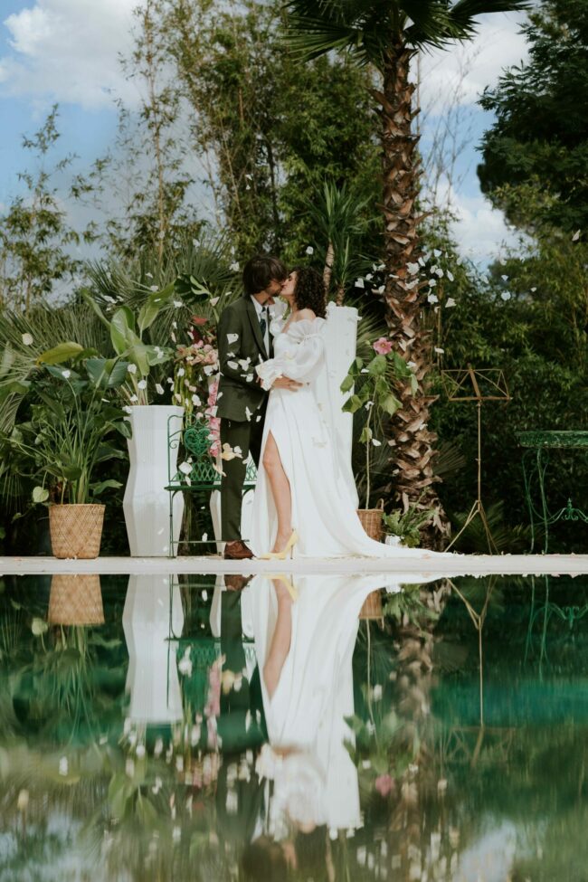 Portrait de mariée au coucher de soleil à Tropicana Events, photographe de mariage en Côte d’Azur