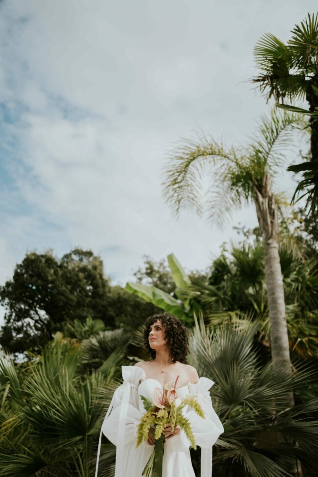 Portrait de mariée au coucher de soleil à Tropicana Events, photographe de mariage en Côte d’Azur