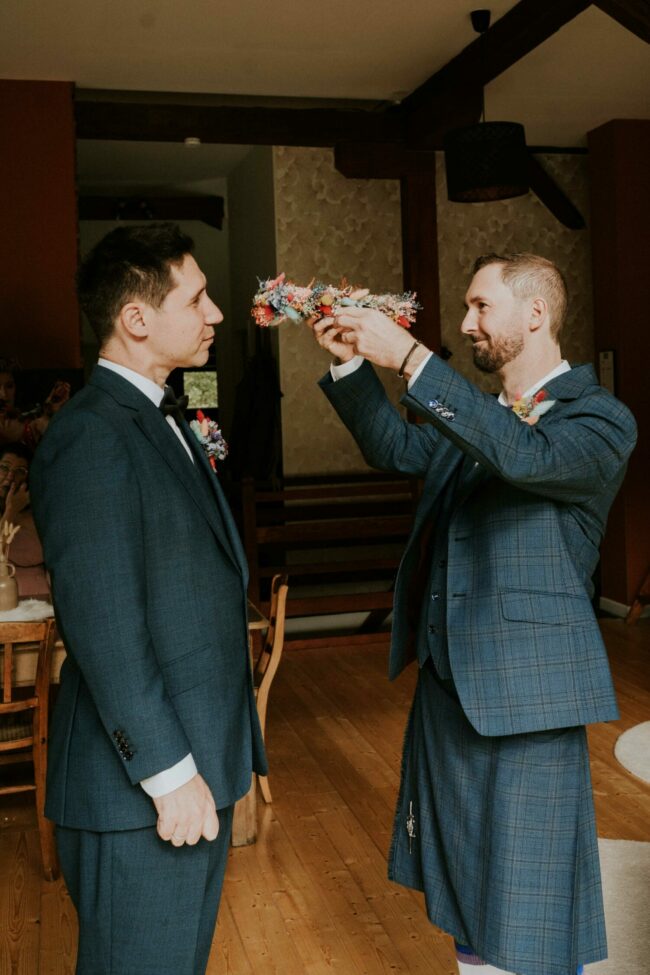 Photographe mariage gay Orangerie du Manoir France cérémonie émouvante